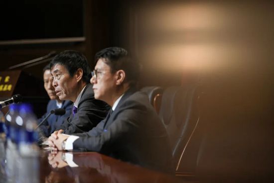 宋轶、赵露思等一众演员为了符合角色原型提前上了语言课，勤加练习；倪妮特意剪掉留了多年的长发，这也是她入行9年来第一次剪短发；;小花周也出演牺牲那场戏时为了表现出逼真效果，连续扑倒在地拍摄多条，准备的好几套戏服都被炸穿了，演出了极其感人的效果